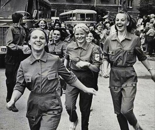 二战后苏联姑娘太多，不好找对象，政府想出个实在招儿，解决了大问题。二战宣布结束后