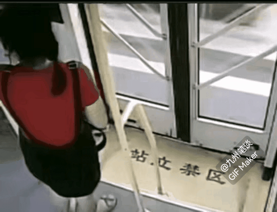 女子下公交车恰好跳到井盖上，井盖直接翘起来，人掉进窖井里。
实在是太危险了！
