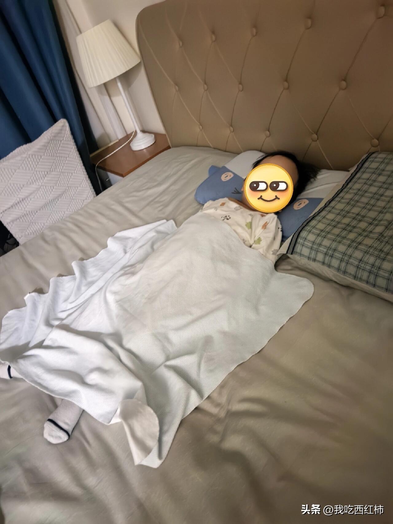 2岁，夜晚不睡觉，被打了一顿
刚刚2岁，可能是过年出去玩的太high了，现在晚上