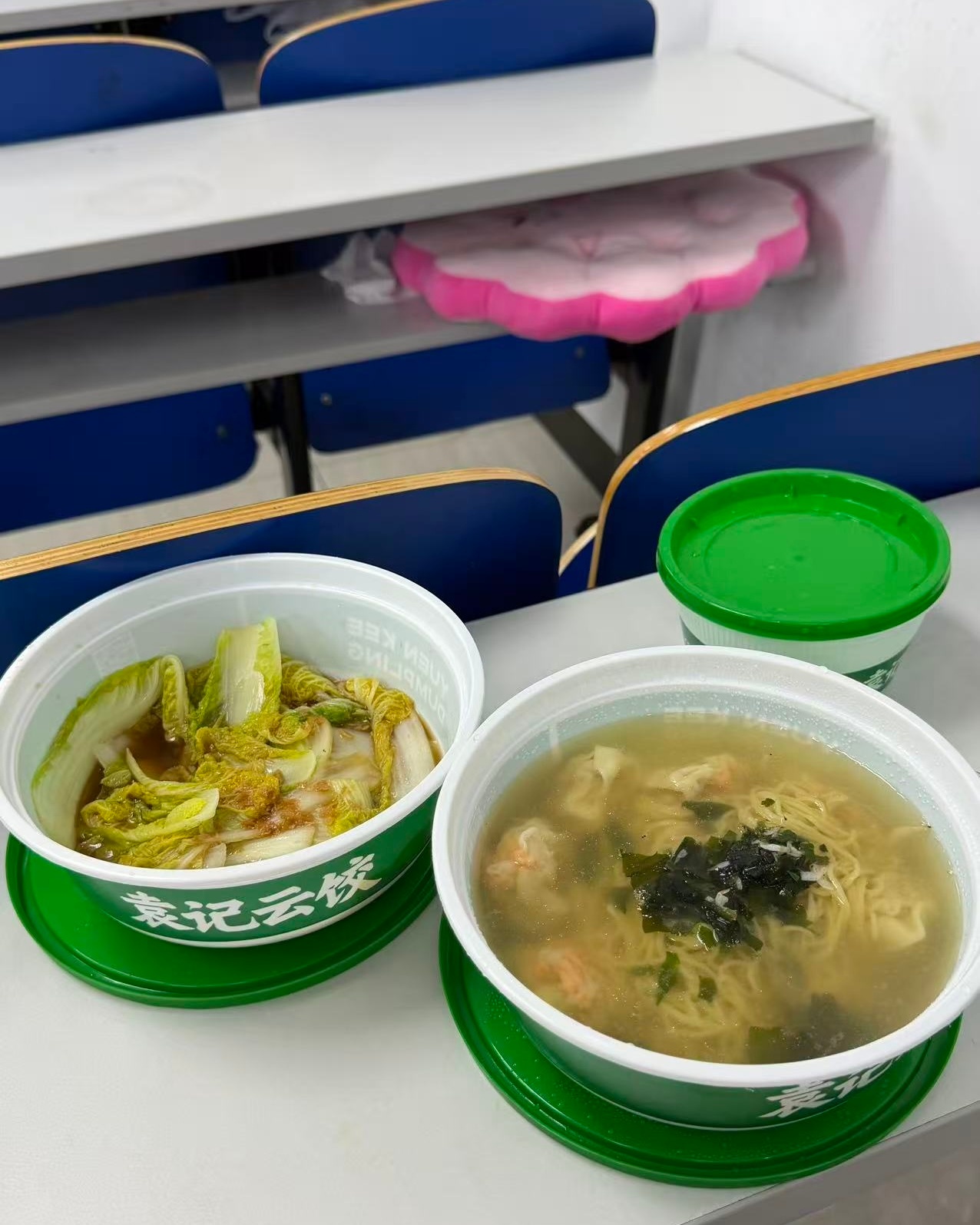 中午吃的太清淡了一点油水都没有。。然后现在就饿了 