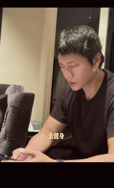 陈坤脸是帅的动作是可爱的陈坤把帅气与可爱平衡得恰到好处，精致颜值自带氛围感，一举