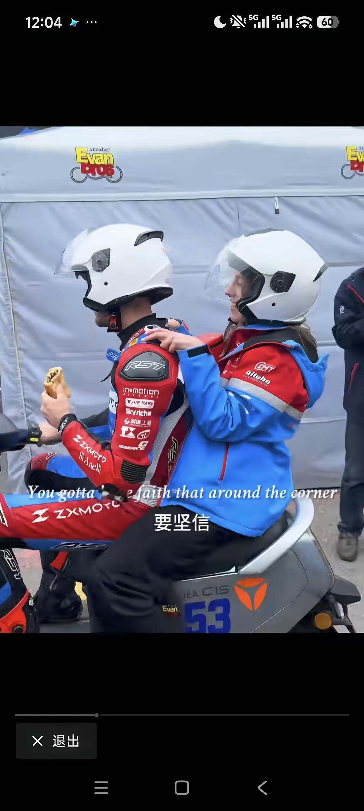 瓦伦丁每天跟老婆娜塔莉·肖蒙出行买菜的代步车，竟然是中国的雅迪电动车。
要我说，