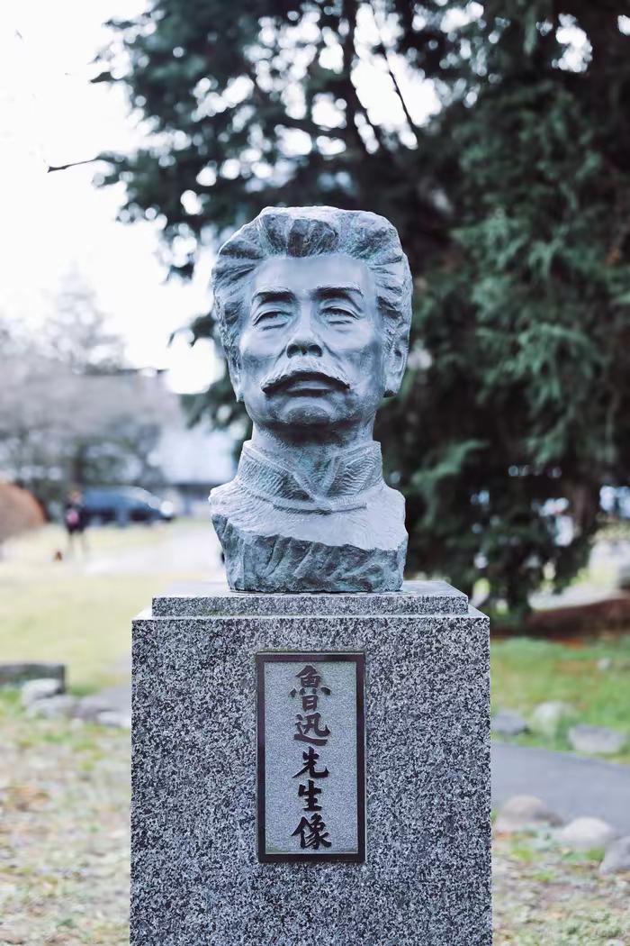 鲁迅先生啥时候能再给你请回来？
这座鲁迅先生像位于 日本宫城县仙台市·东北大学（