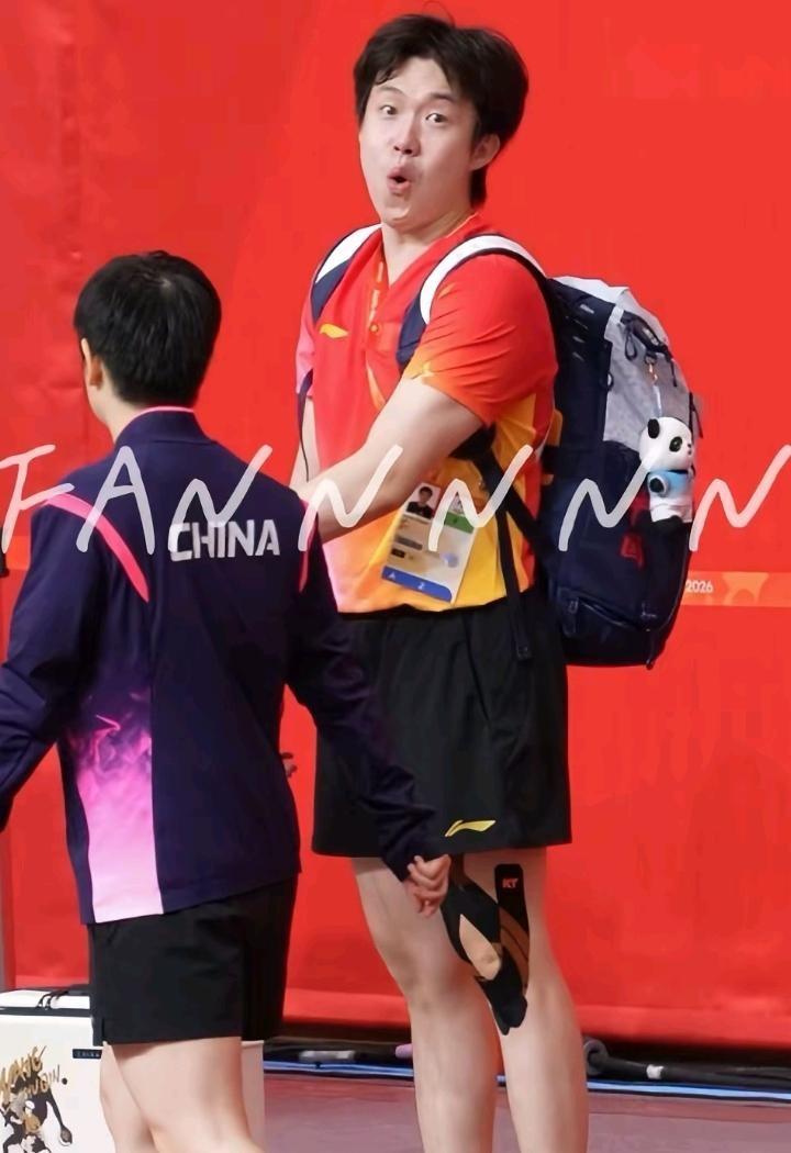 央妈举着手机追着俩运动员满场跑，这画面比任何比赛都耐人寻味。
你以为是官方媒体在