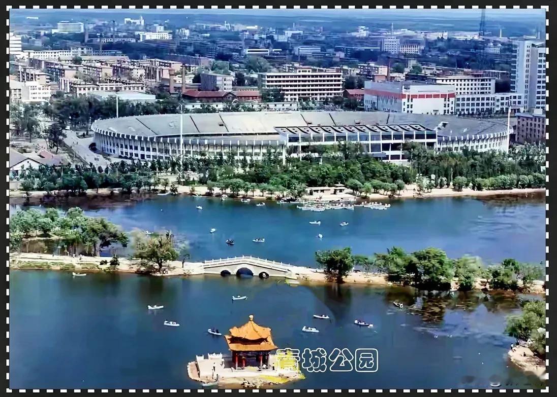 呼和浩特青城公园旧照片：这是一张大约三十多年前公园非常清晰的旧照片，碧水蓝天小船