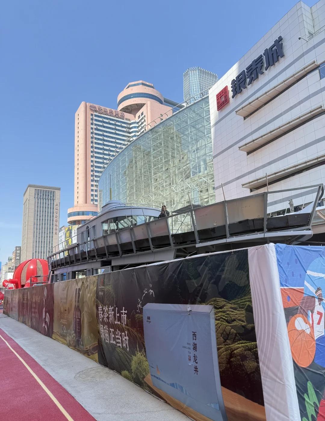 大商步行街开始造大船了
牢狱风之后，开始泰坦尼克风了。现场看了以后其实没有那么不