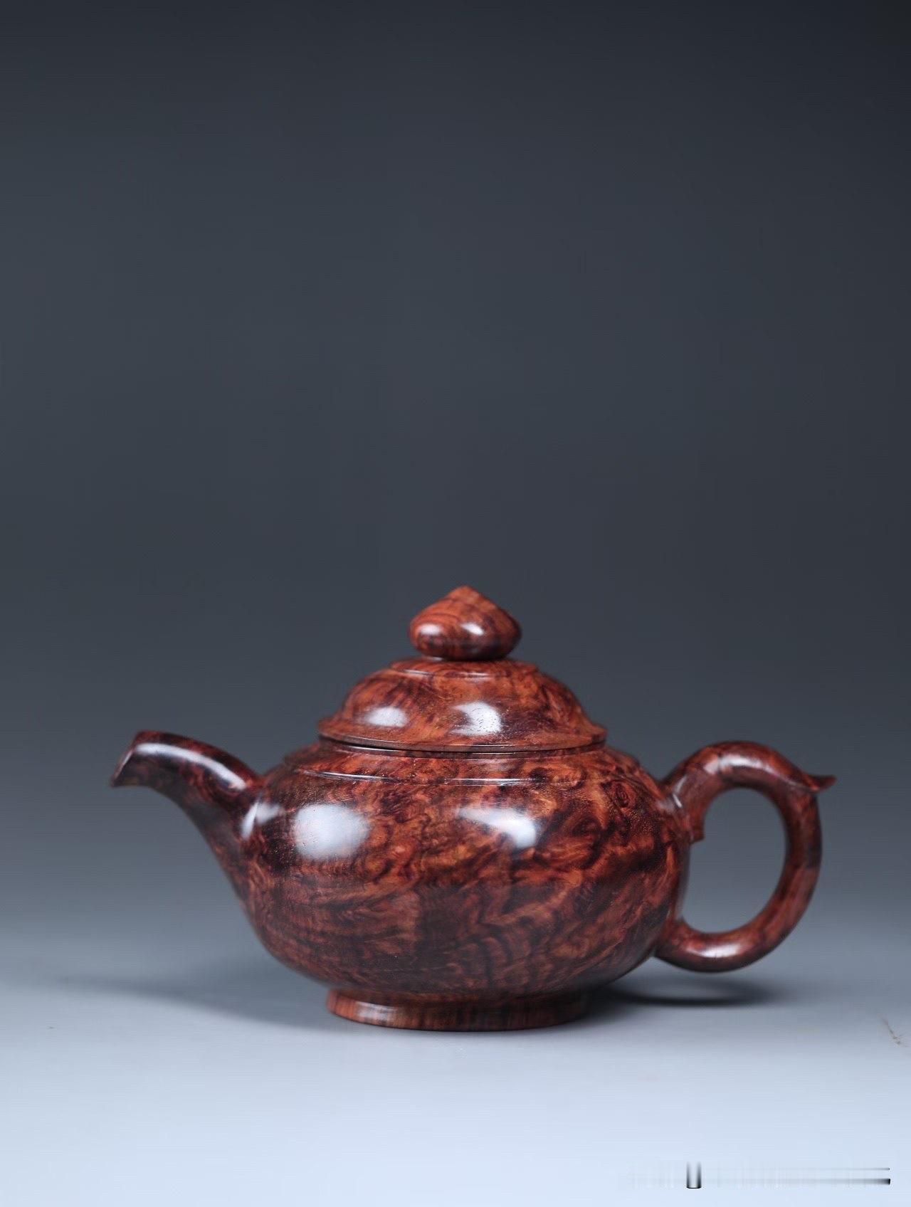 黄花梨的瘤疤，有时候不像木，更像时间凝住的水。

这一把「笑樱壶」，不是靠形取胜