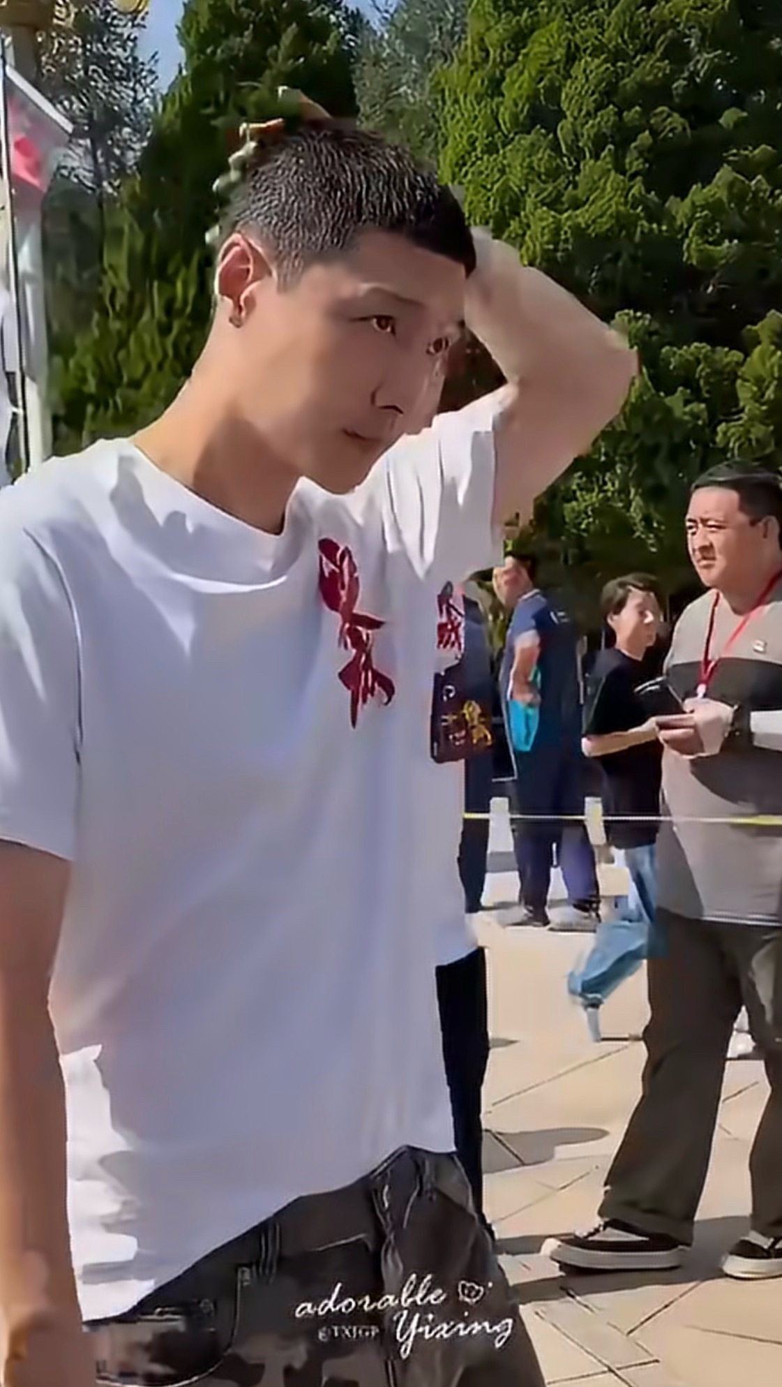张艺兴剃寸头其实也不是张艺兴第一次剃寸头了 不说话的爱饰演小马爸爸的时候 甚至演