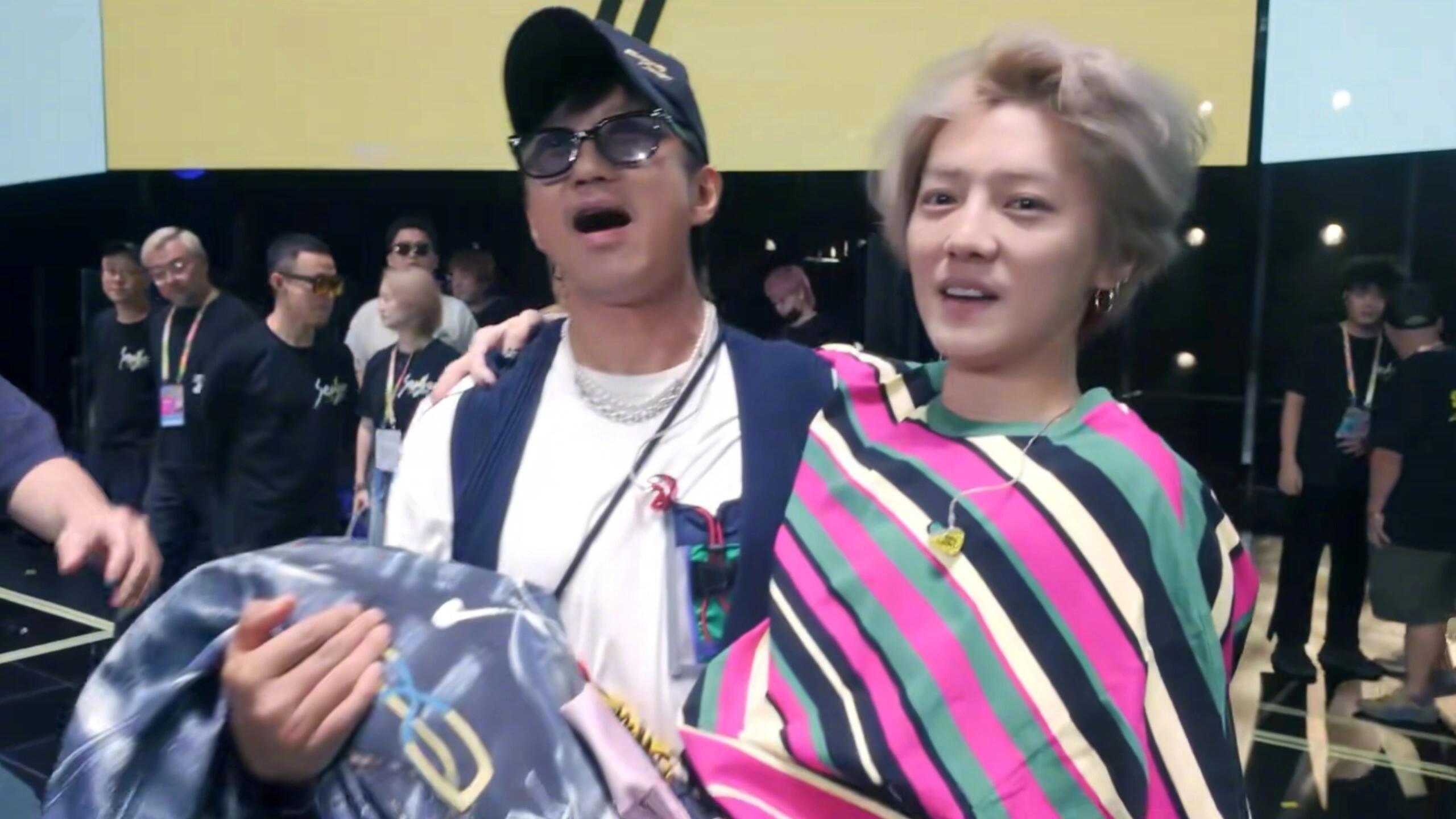 邓超长鹿晗笑点上了 哈哈哈哈哈 邓超你放下这个鹿晗让我来！！！！