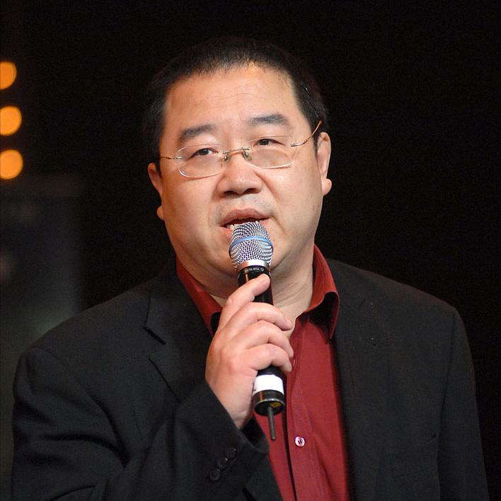 演员，英壮，是导演英达的堂弟，他说，这个英达啊，小时候胖，就喜欢吃肥肉，我和他一