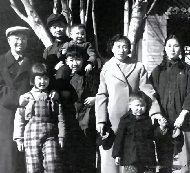 1958年儿媳第一次登门，误把开国大将当管家，一生活成世人榜样
 
1958年，