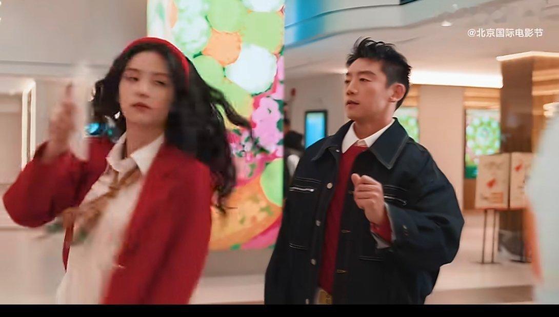 周也郑恺跳出千禧感《票根里的春天》今日上线，以票根串联温暖回忆，周也郑恺演绎，让