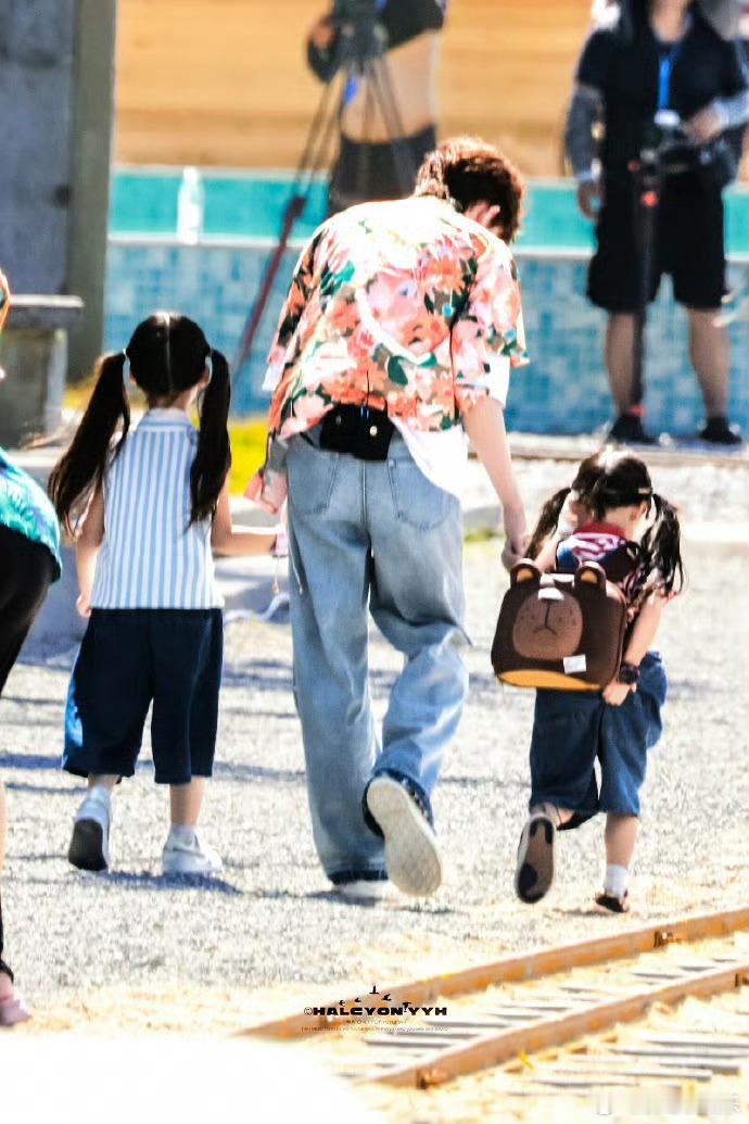 余宇涵抱小女孩路透余宇涵花衬衫路透 余宇涵花衬衫造型帅到心巴！抱着小女孩时眼神里