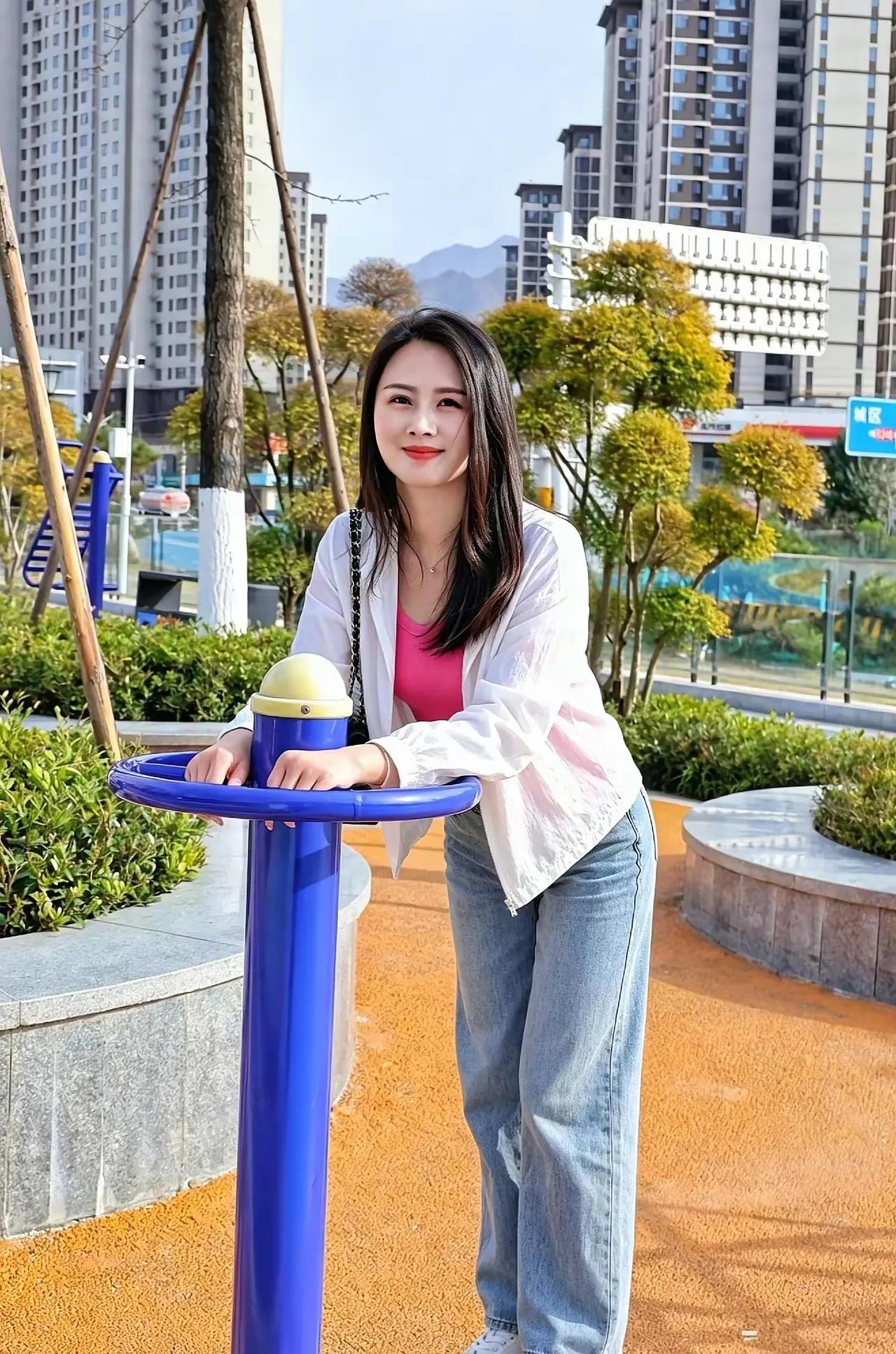 阳光明媚的午后，与城市绿意相伴的美好时光。