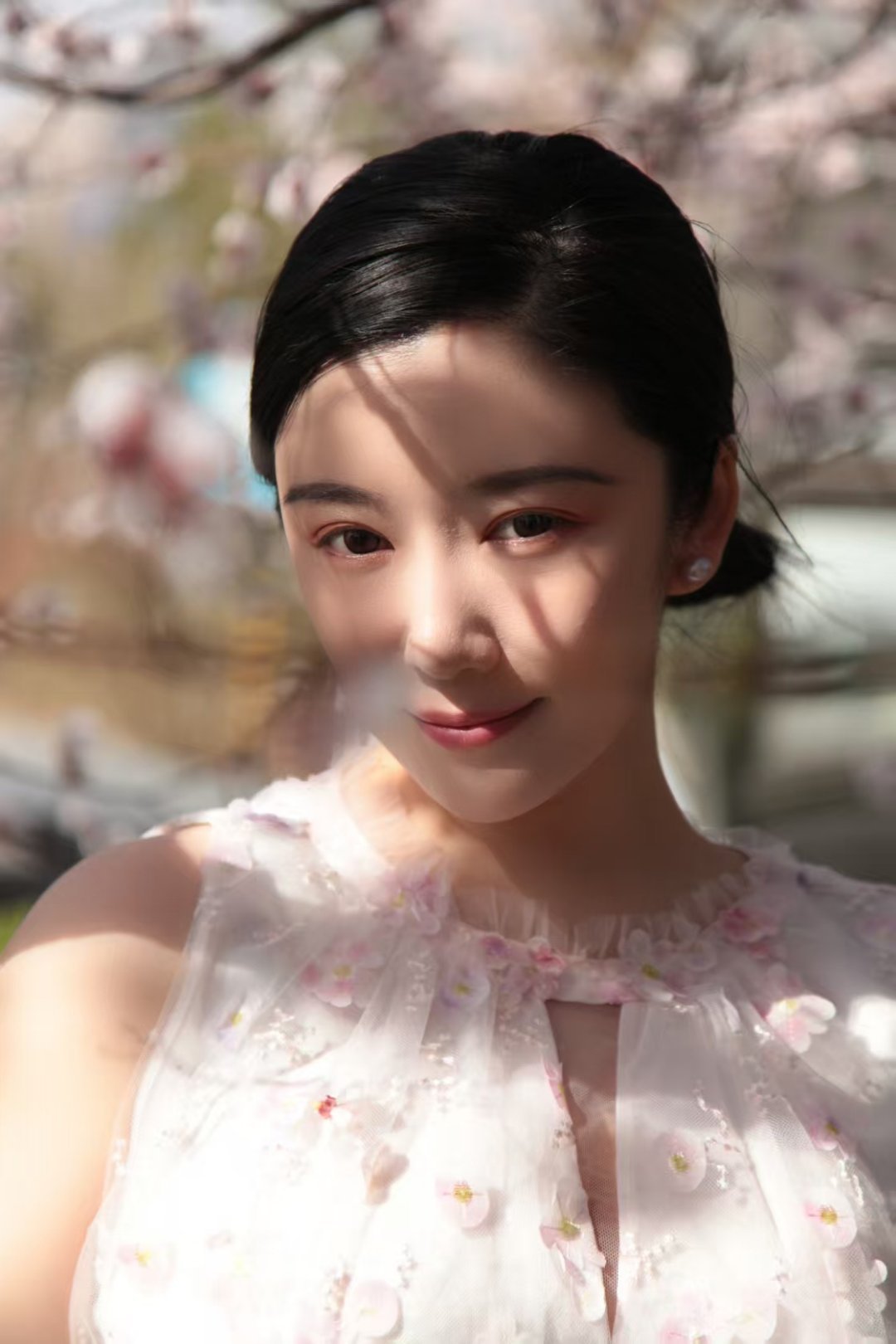 李珈西春日桃花氛围感 🌿 与桃花撞个满怀的季节，她在桃林间转身，裙摆扬起细碎的