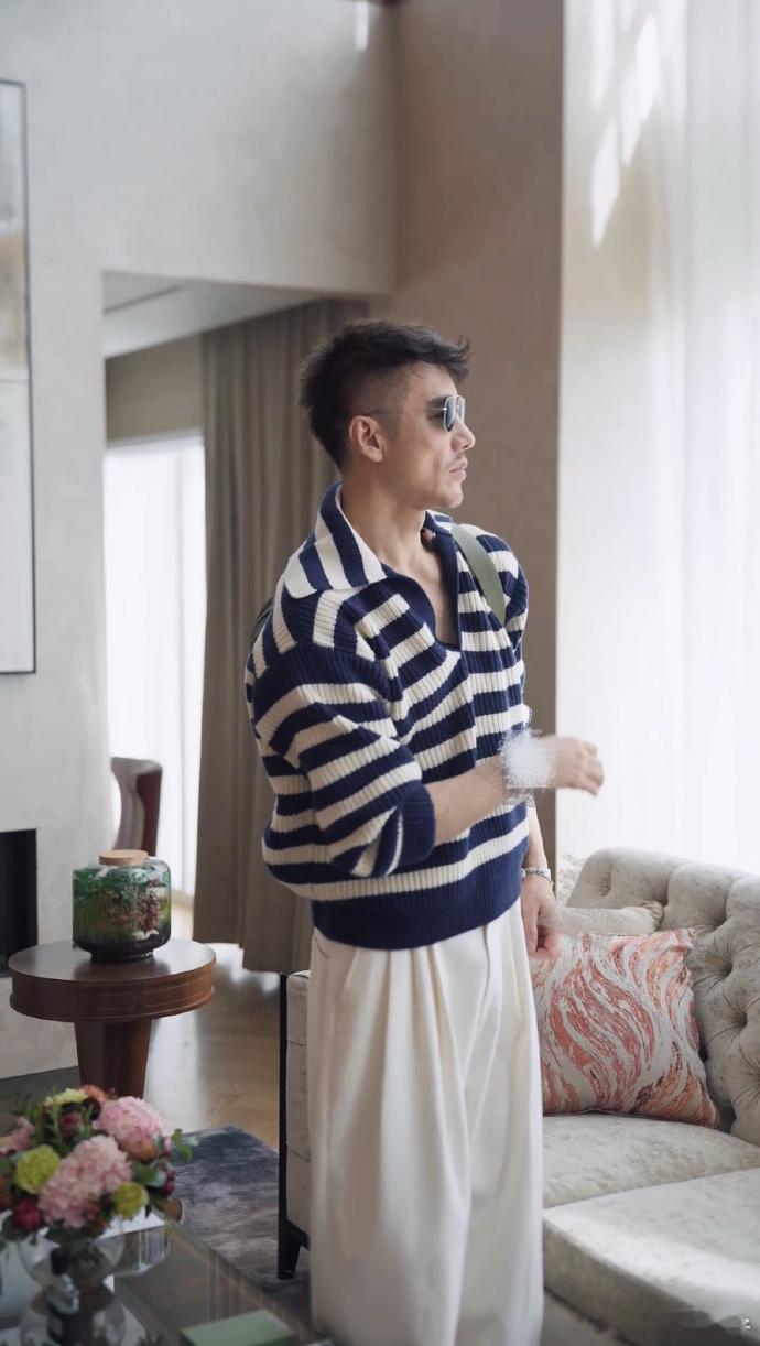 胡兵有这身材穿什么都好看 胡兵宛如行走的时尚标杆，其身材是长期坚持锻炼的成果，没