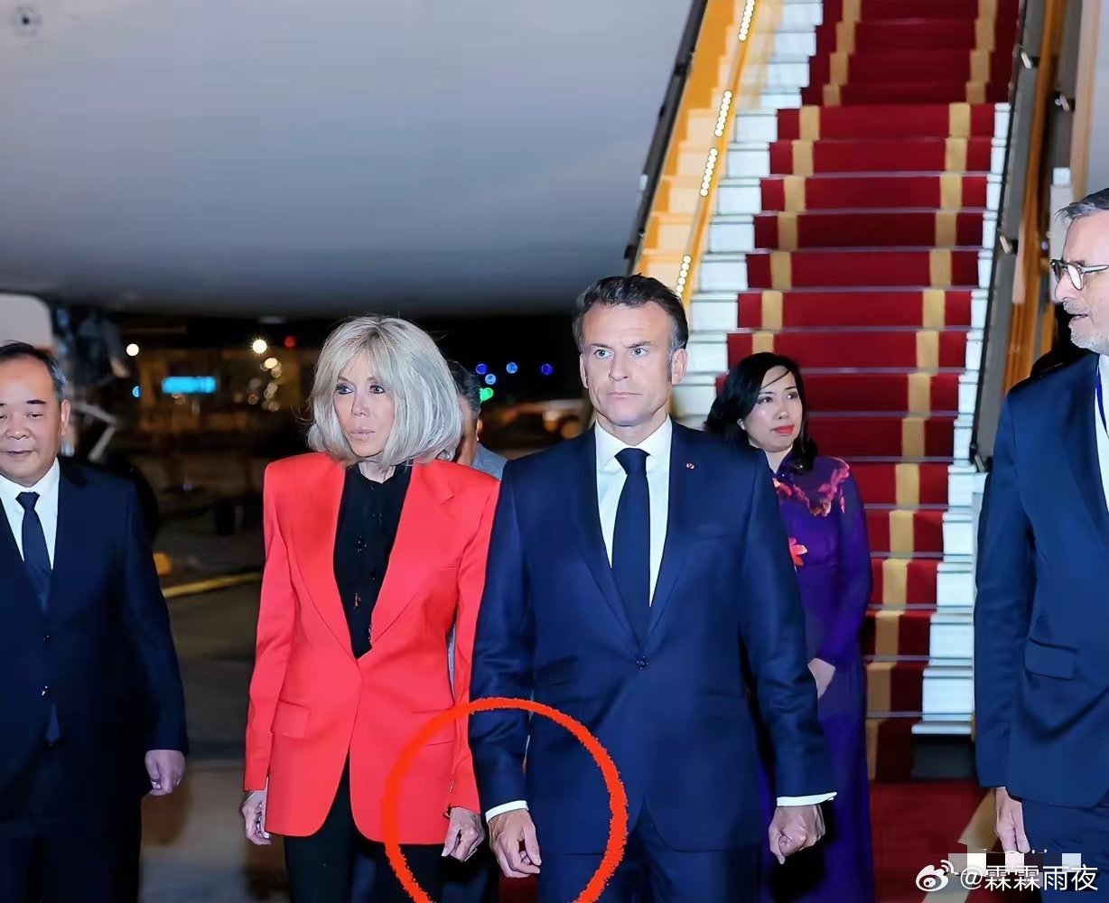 一片哗然！法国第一夫人把马克龙给打了！多家外媒在报道中称，法国总统马克龙携夫人布