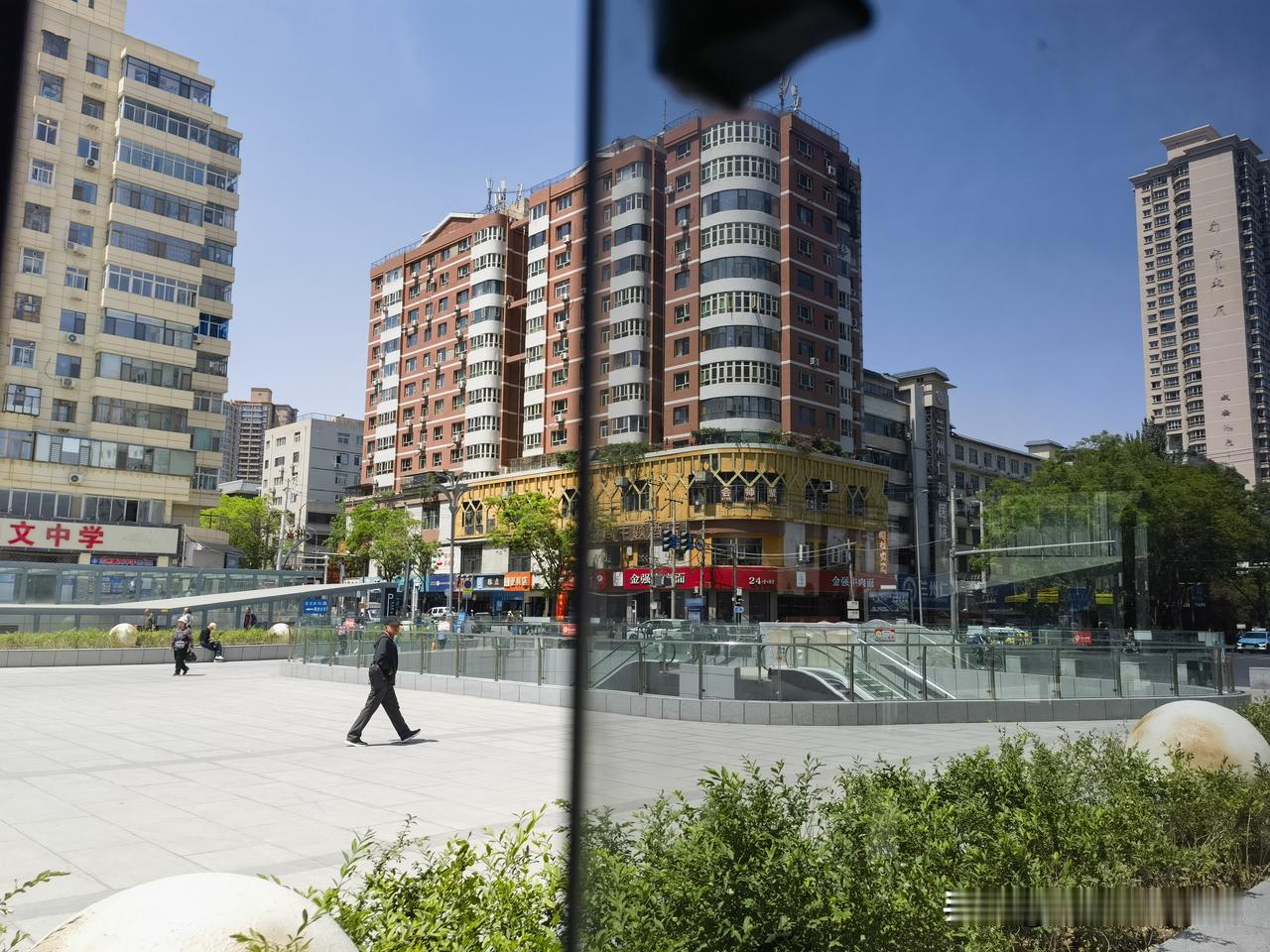 为兰州市政府这届领导点赞！兰州五泉山下广场建成后，坐车的确方便多了！今年，多次到
