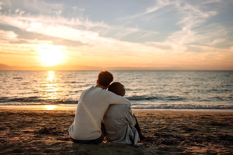 去爱一个让你笑的人！人生伴侣真的很重要，有的人成就你，有的人消耗你，真正好的爱情