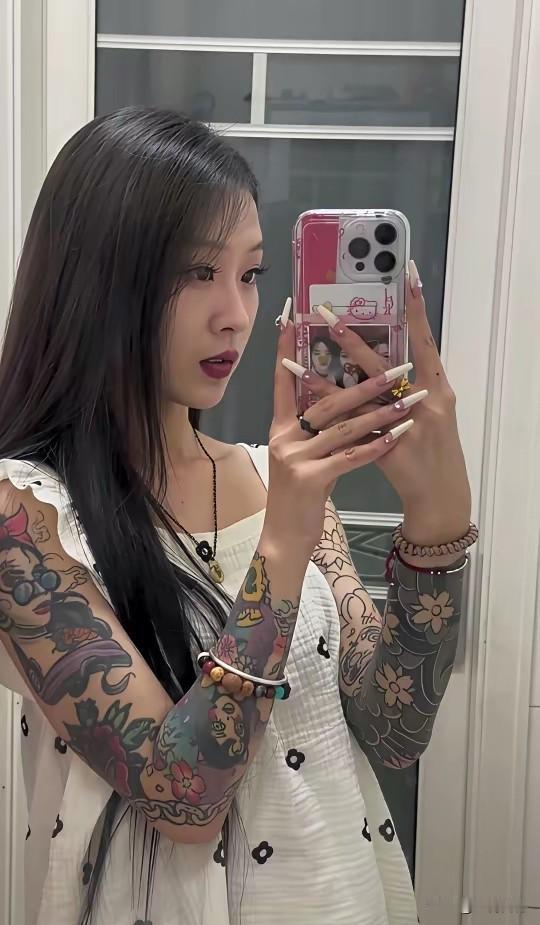 发现现在女子抽烟的真是不少，而且呈现出低龄化的趋势，走在大街上，经常会看到女子吸