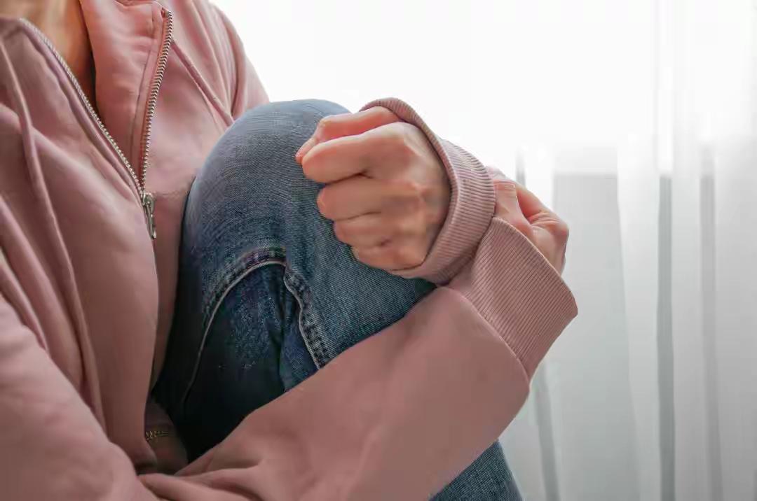 54岁班主任猥亵15岁女生天理难容 ，给这种害群之马还要“留口饭吃”，依的是什么