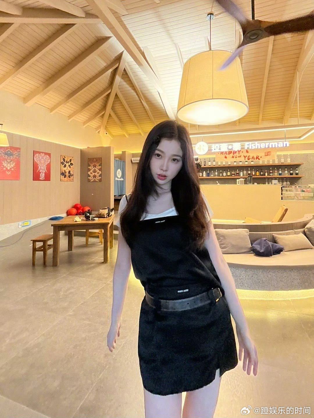 虞书欣和WAKUKU同款帽子🌈虞书欣与WAKUKU同款帽子太养眼，紫色毛绒帽软