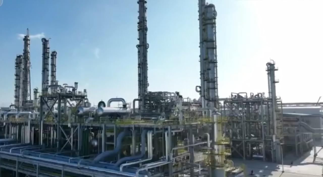 第一张图中，化工园区的塔器与管道在晴空下错落排布，金属构架纵横交织，工业装置的硬