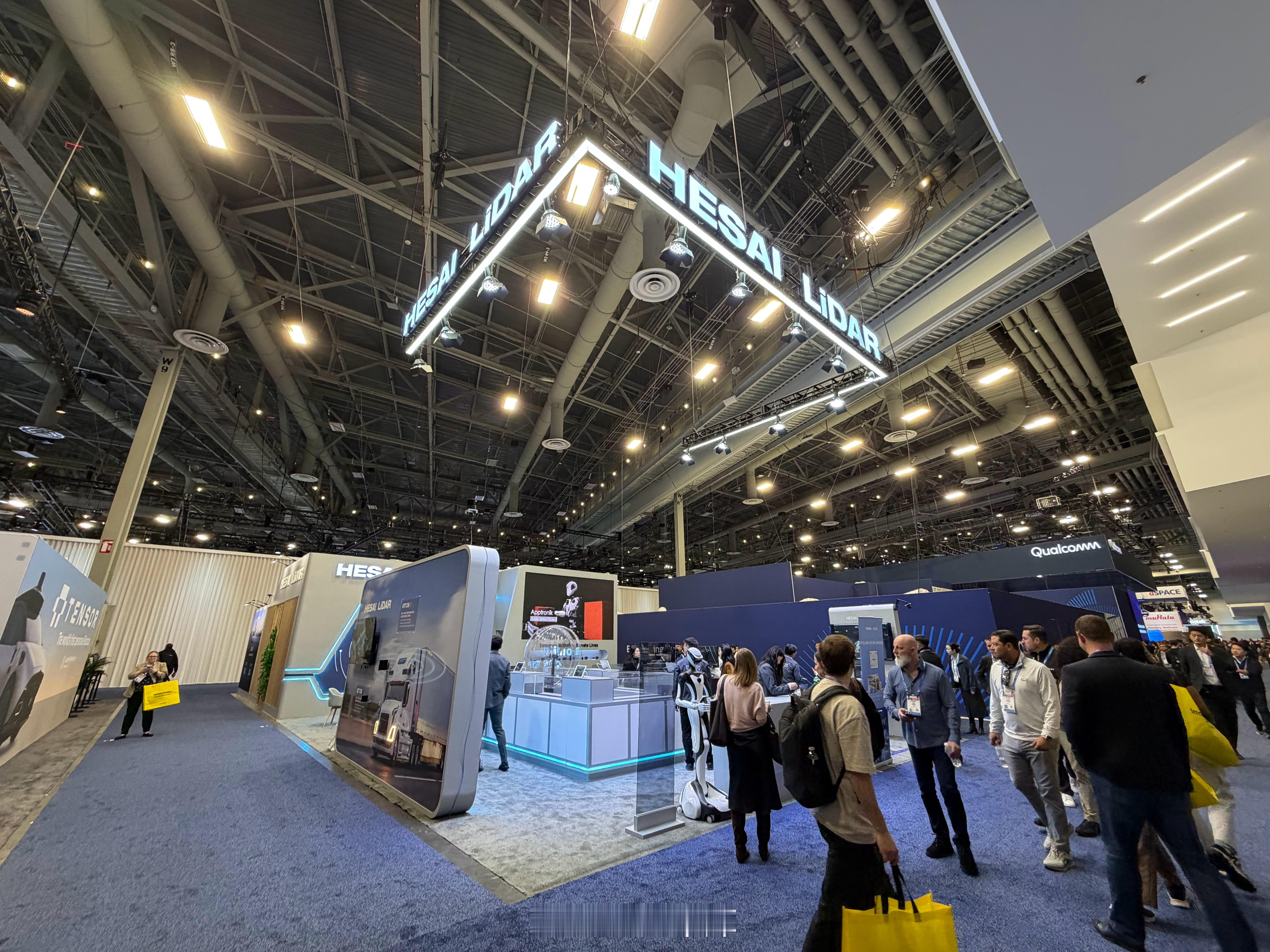 CES 2026 禾赛展台没有一台车，但是狗倒有两只，来自维他动力 Vbot。c