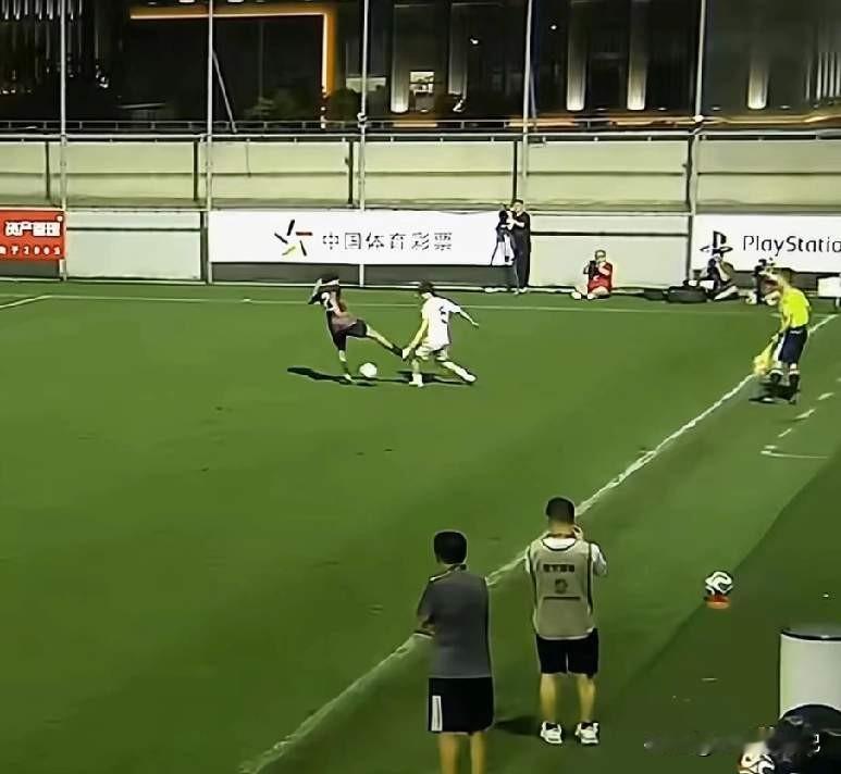 上海U17以1‑0战胜热刺U17，开场早早取得进球，全场场面占优。但本场裁判对比