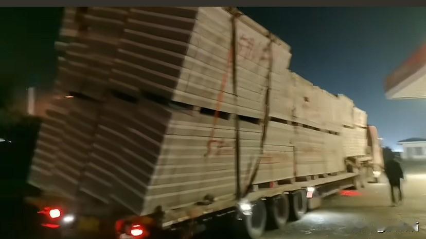 G2京沪高速，服务区内货车上的货物歪斜严重，司机着急找人帮忙都被拒绝。失望之下遇