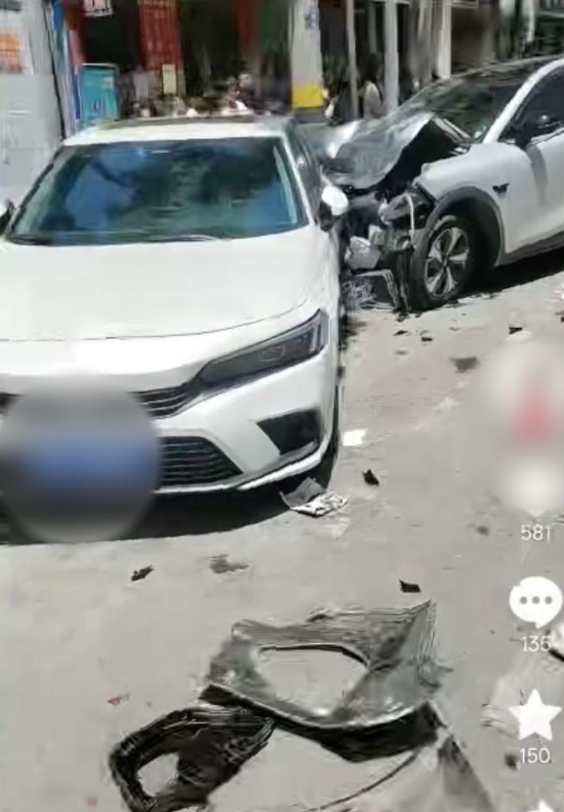 【咸阳发生一起车辆追尾事故，骑车接女儿放学的女子被卷车底，群众抬车救人，家属回应