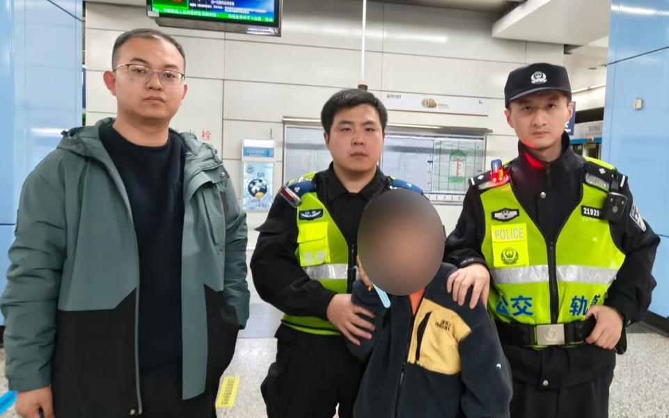 【深夜幼童独自走失 民警暖心护送回家】24日晚22时许，南京南站2号进站口有一名