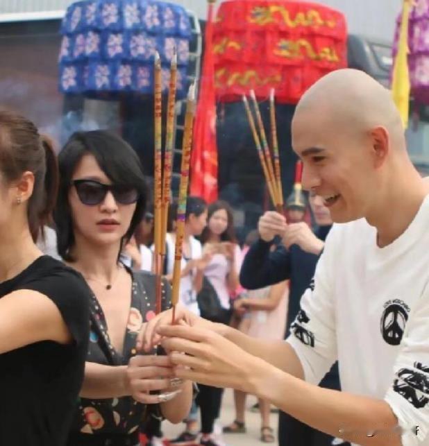 《如懿传》这是咋地啦？为何时隔六年还有人吐槽，连开机仪式上导演跪着接圣旨这事儿，