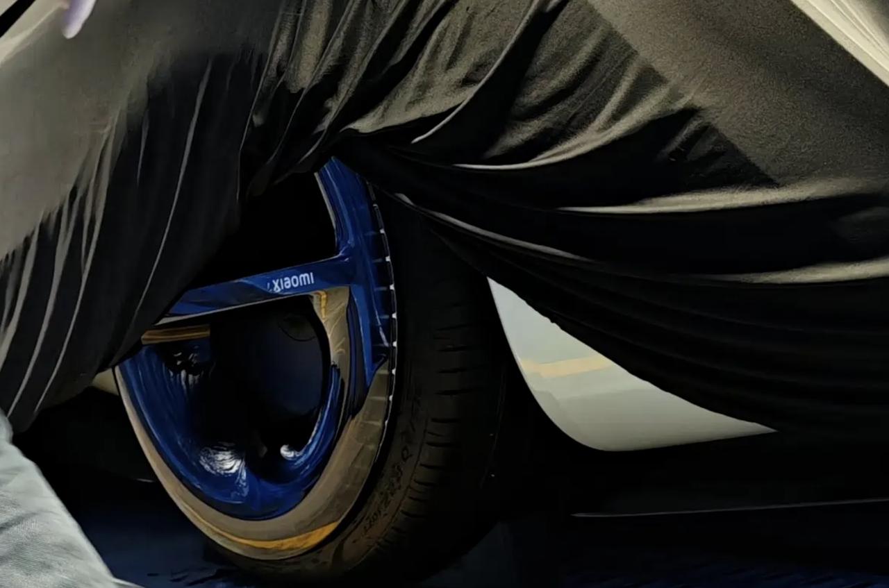 小米汽车发布了全新预告，暗示将带来一款“惊喜”新车。据悉，这是小米与《Gran 