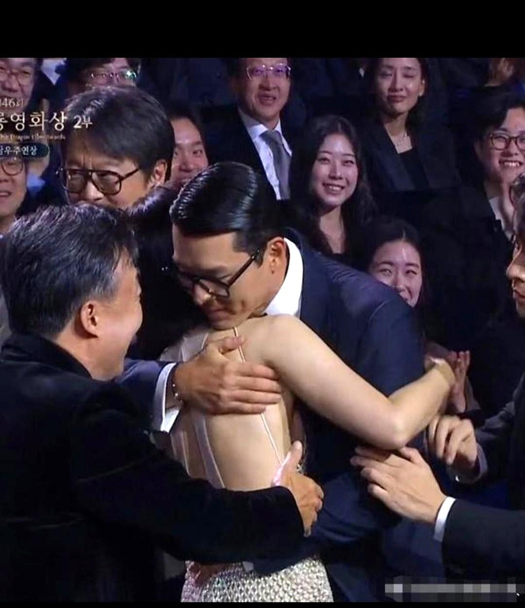 玄彬在公开场合对妻子孙艺珍也是很深情的。
之前他生完孩子就进组拍戏，大家都以为他