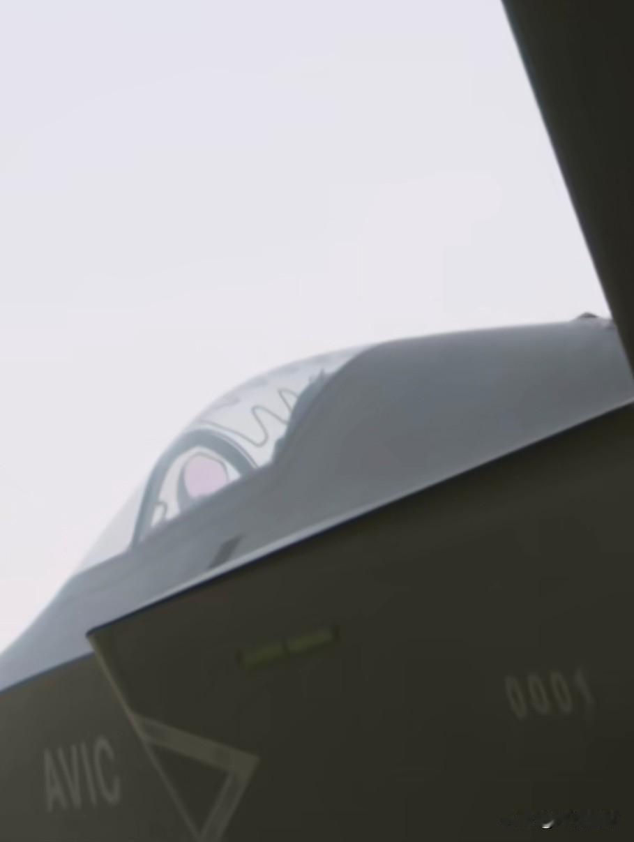 歼-35AE0001号以及可能采用的座舱大横屏显示器。5月1日央视公布的画面中，