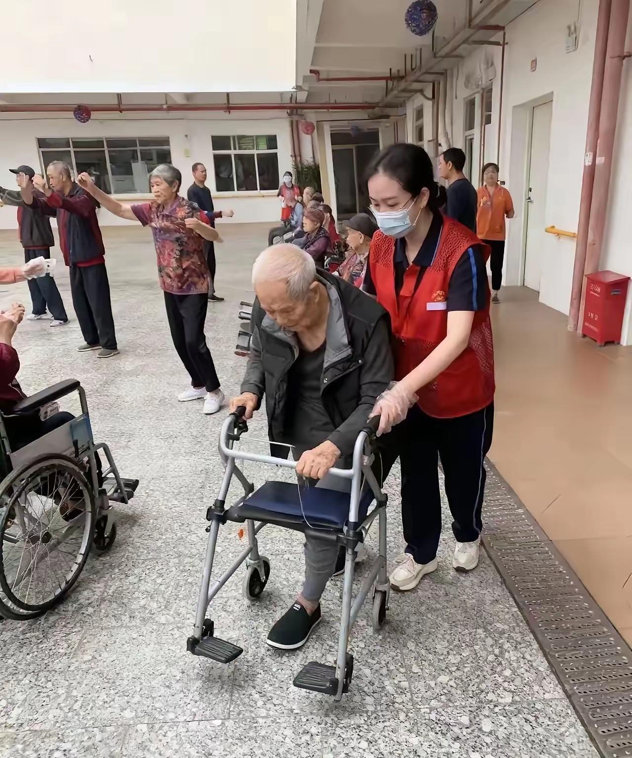 72岁退休小学教师在养老院遭女护工连扇6个巴掌，老人没喊没闹，只是颤着手拨通了3