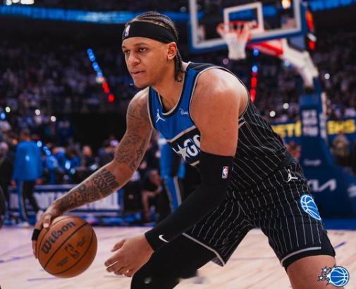 今日NBA季后赛，东部第八的魔术客场掀翻活塞，取得系列赛首场胜利。值得一提的是，