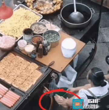 路边摊这一幕，看完再也不敢乱吃了！
 
隔着屏幕都yue了！
 
路边小吃摊前，