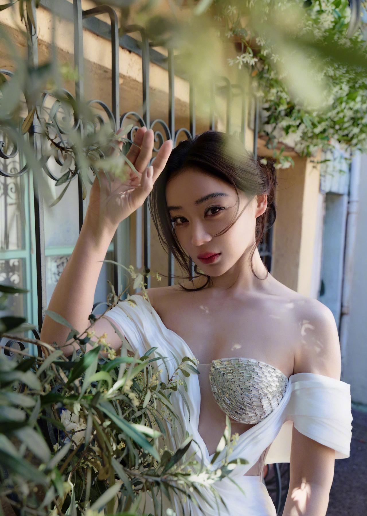 真不知袁姗姗怎么想的……
明明可以靠颜值
却心甘情愿穿上这样的礼服
以此来博取大