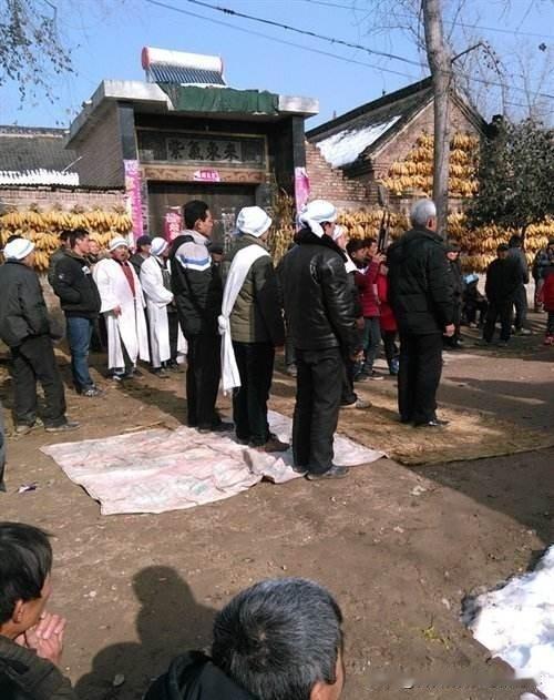 现在农村办白事也和过去不一样了！

以前村里办白事，若是你这人社交圈窄，去参加的