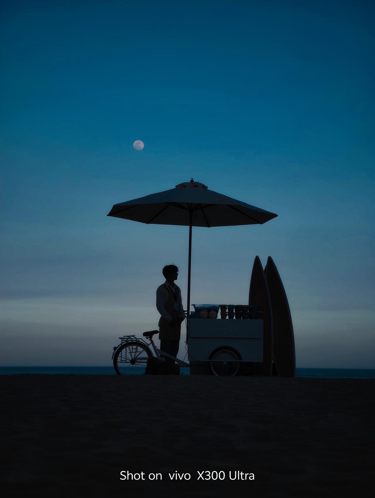 谁又会拒绝蓝调的夏日海边呢？傍晚的海岸线、被阳光照亮的路人、沙滩上的剪影、远处的