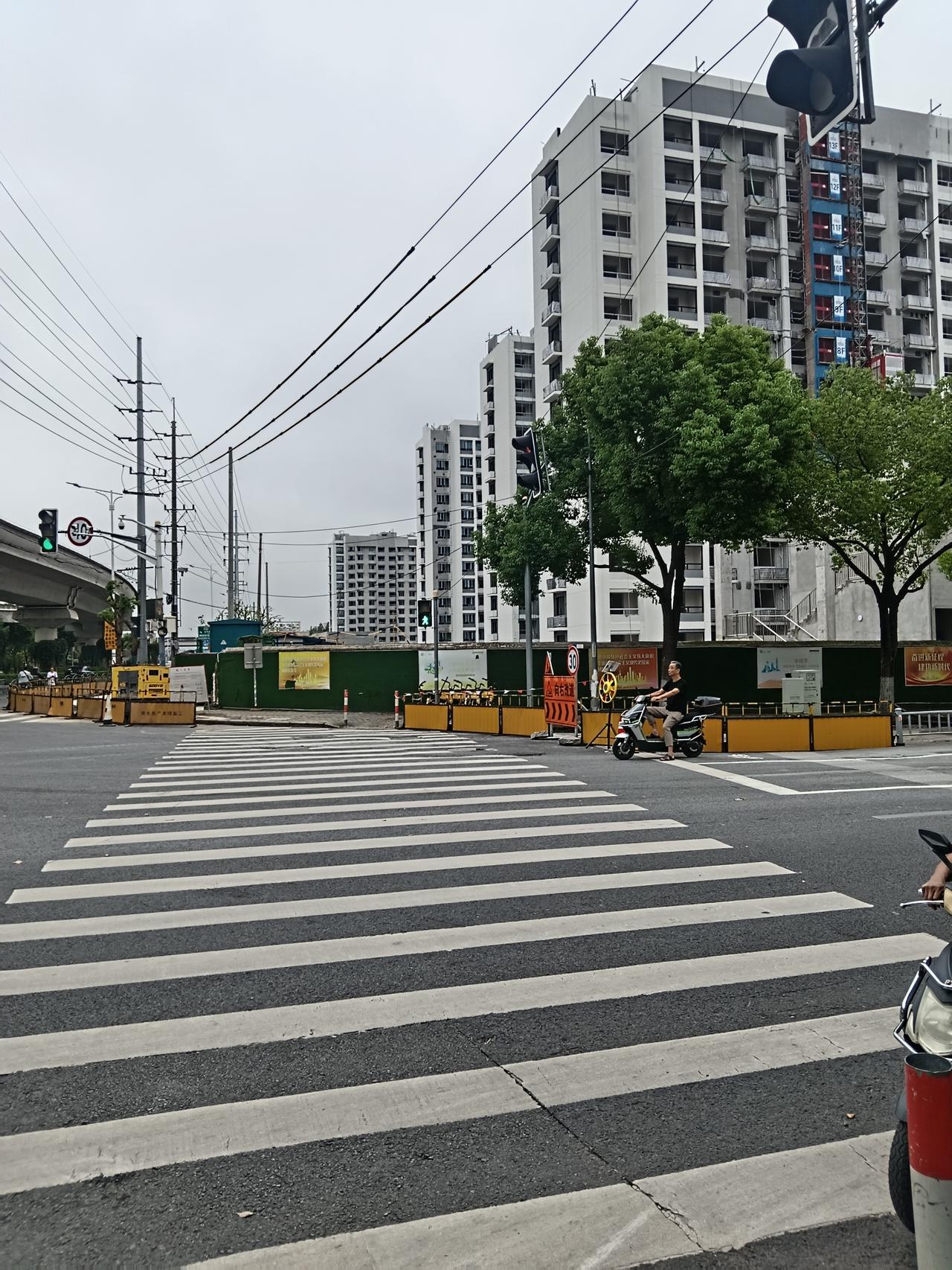 接下来上海的房价走向，受一个因素影响太大了。
国家新出买房贴息政策，力度不可谓不