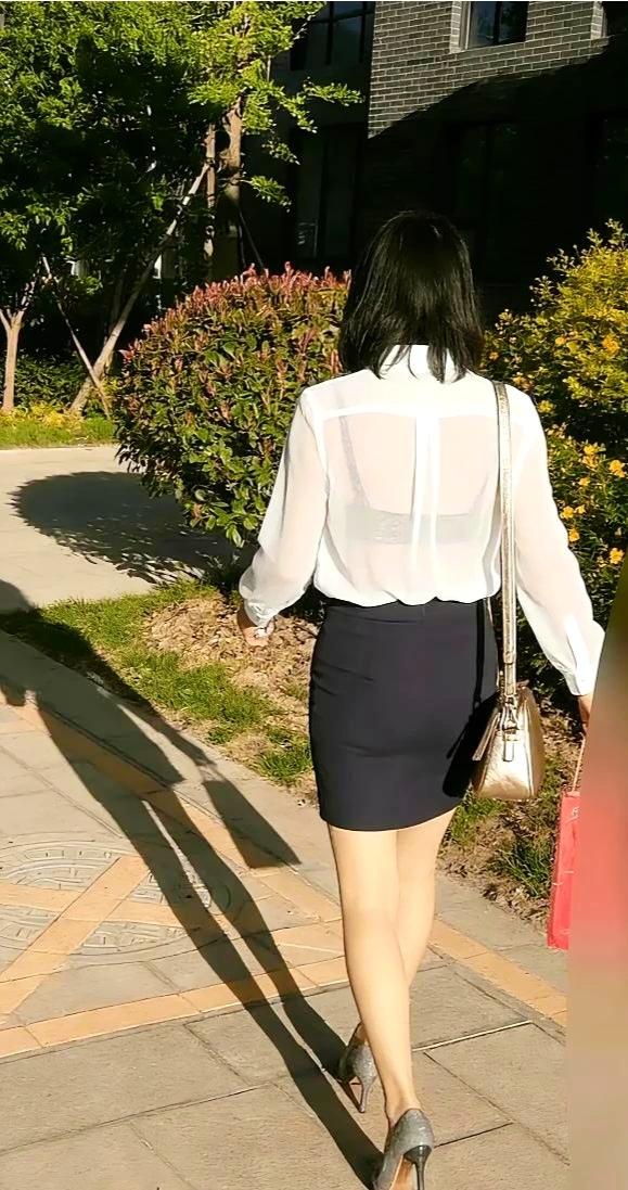 别拿凉快说事！夏天这样穿还是不太好吧？

而且，这样也不一定凉快。

她本人知道