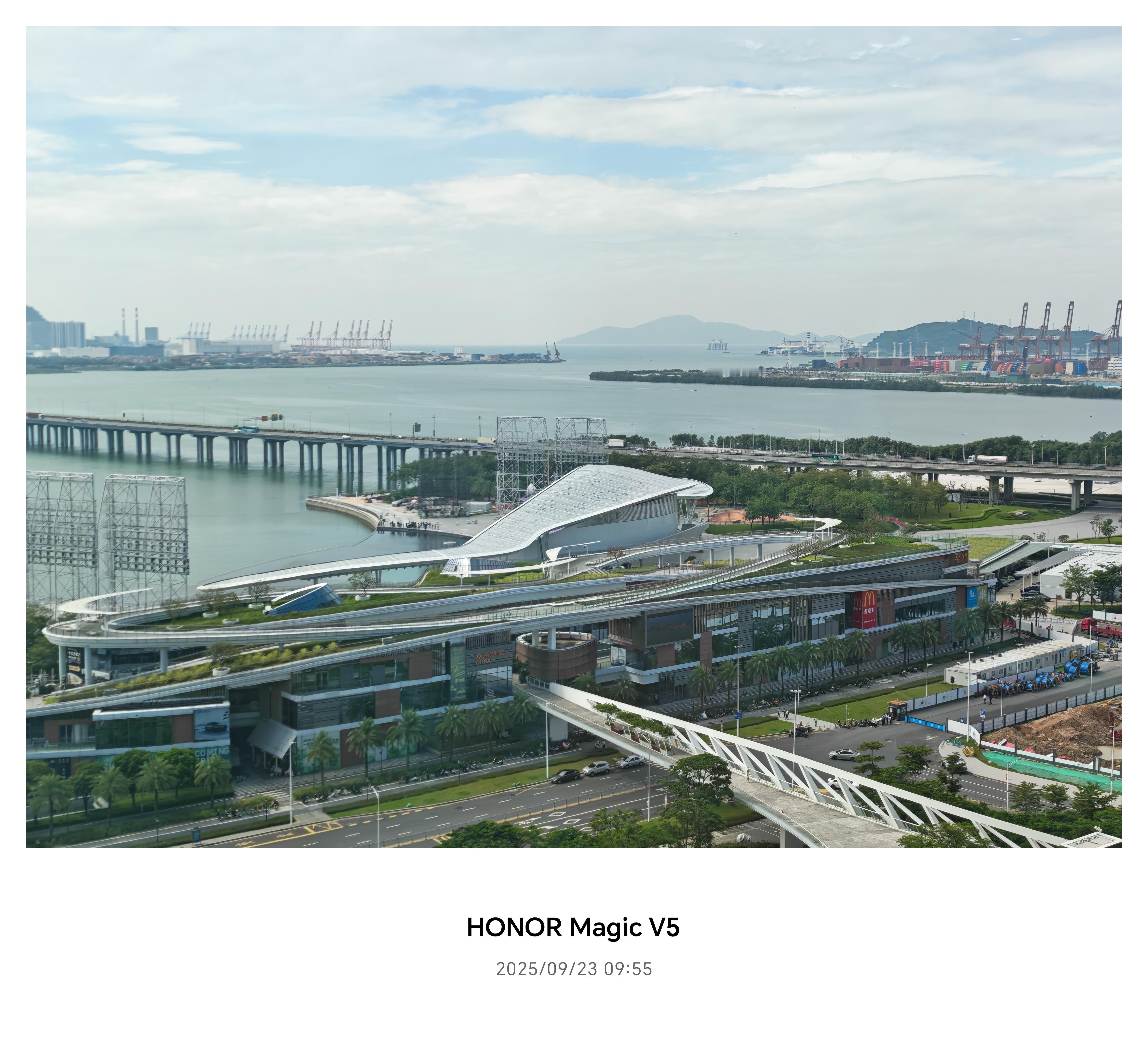 深圳台风深圳停工此时的深圳还是一片风和日丽，海面上也是风平浪静，一点都不像要来台