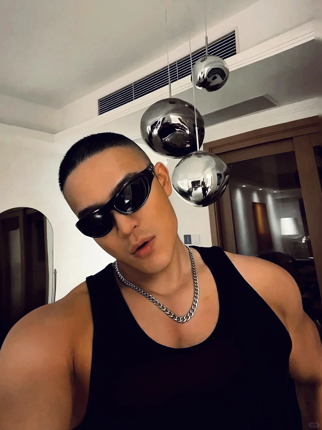 七夕送了自己一副墨镜 主打没眼看