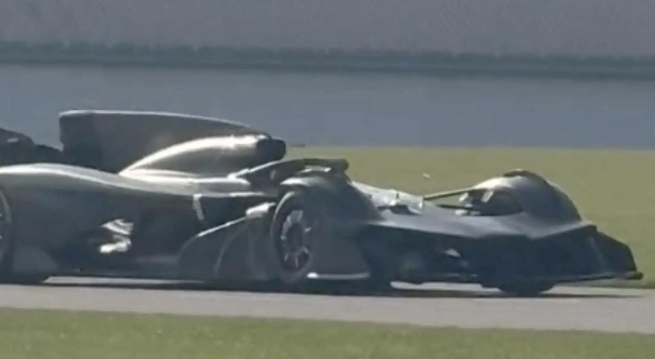 阿斯顿·马丁被拍到正在测试一款造型惊艳的原型车
网上传出的一段视频显示阿斯顿·马