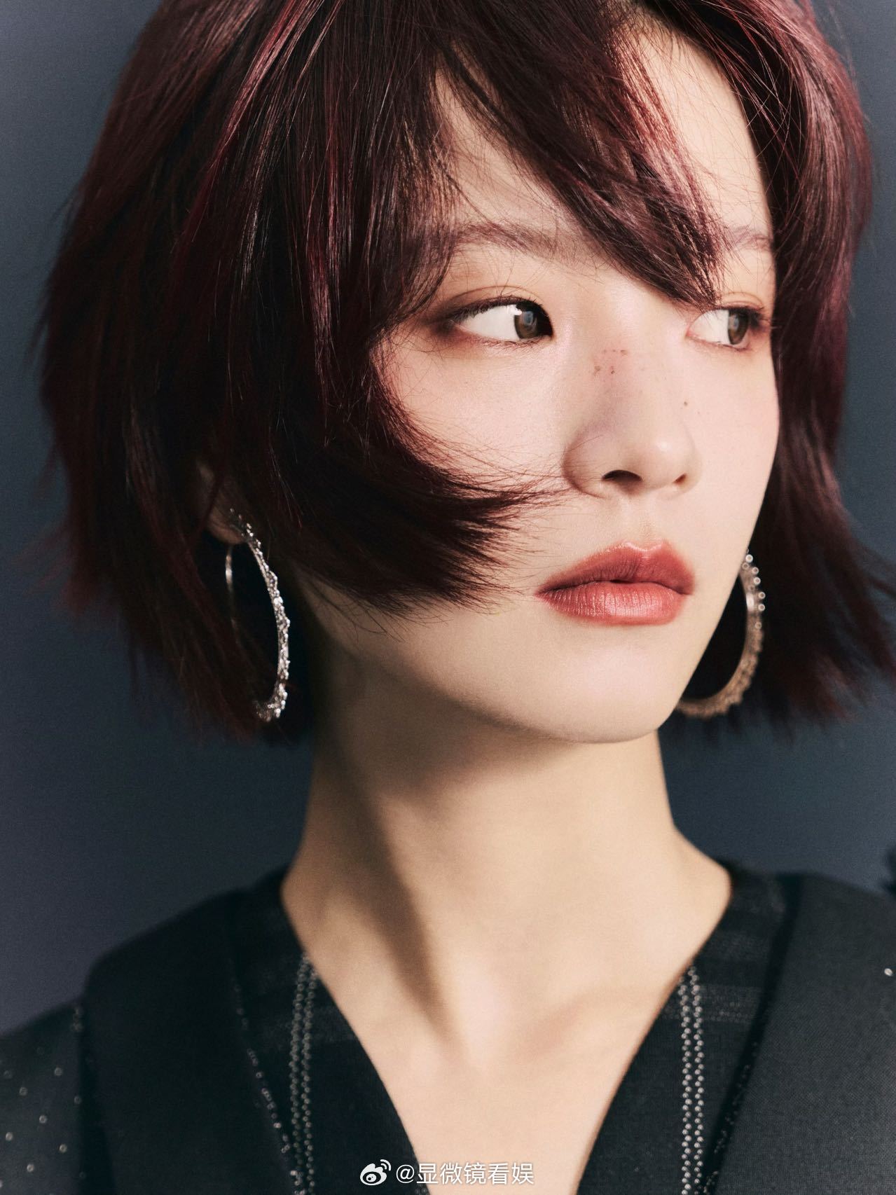 李庚希暗夜玫瑰造型 李庚希W时尚盛典造型又美又酷，黑色裙装+锋利剪裁，酒红短发是