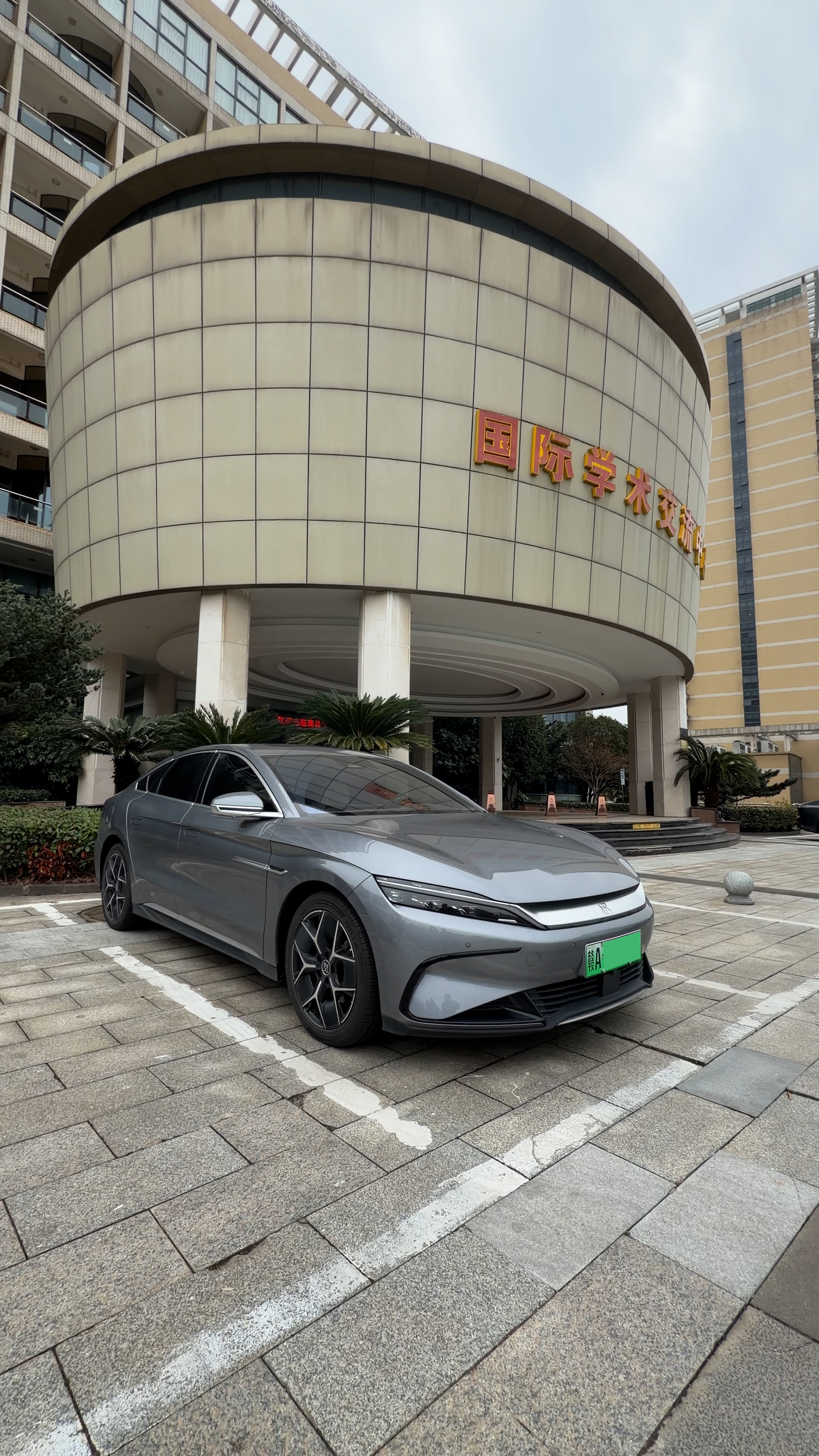 其实我学校都好多老师开比亚迪啦，就比如小弟阿宏也是比亚迪车主同时也是某高校的校友