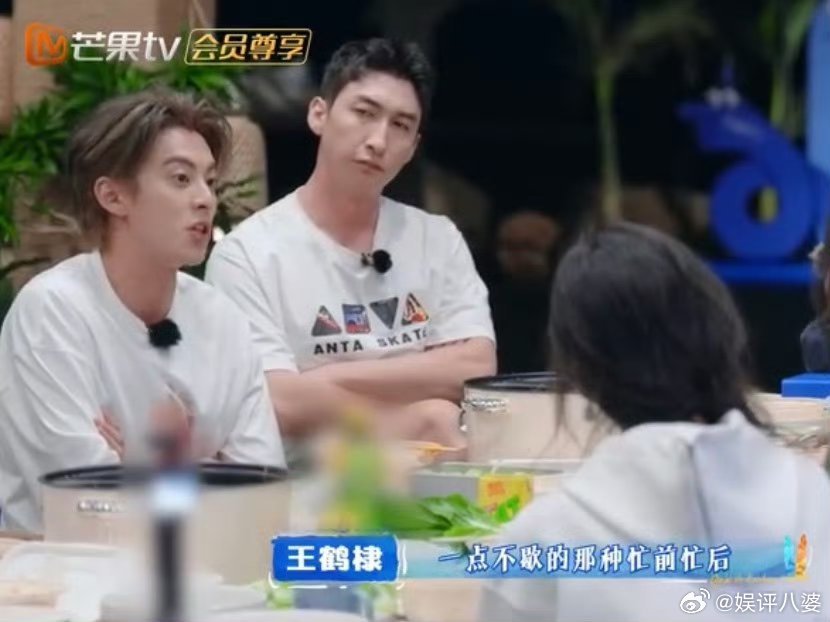 秦岚被质疑录综艺作秀💦总有人喜欢对着综艺挑刺，秦岚热心张罗被说作秀真的太冤了!